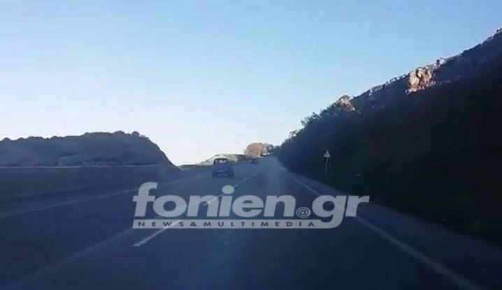 Προσοχή αν συναντήσετε αυτόν τον επικίνδυνο οδηγό: Μπαινοβγαίνει στο αντίθετο ρεύμα – Βίντεο